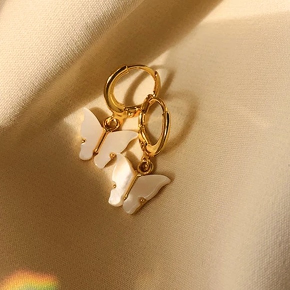 🌟 Gold Plated Hoop Butterfly 🦋 Earrings - Picture 1 of 4